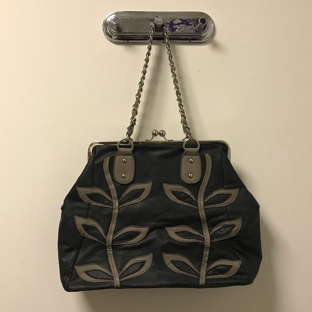 Nice & Stylish Roomy Silver Chain Leaf Accented Bag! - Picture 5 of 14